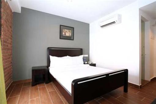 фото отеля Crossroads Hotel
