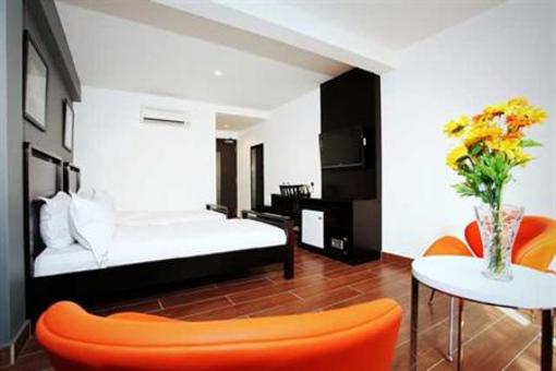 фото отеля Crossroads Hotel