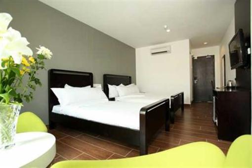 фото отеля Crossroads Hotel