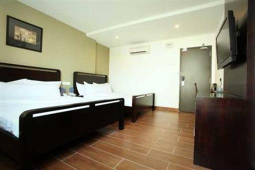 фото отеля Crossroads Hotel