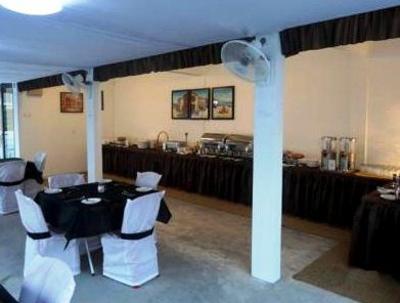 фото отеля Crossroads Hotel