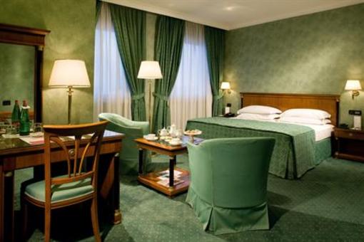 фото отеля Ramada Naples City Centre