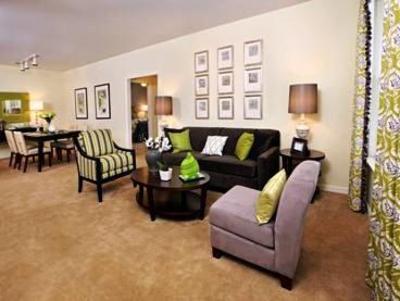 фото отеля Marriott Execustay Addison Apartment Petersburg