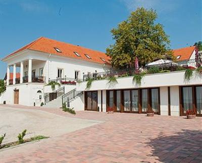 фото отеля Helikon Taverna Wellness Hotel