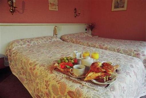 фото отеля Hotel De La Paix Cazaubon