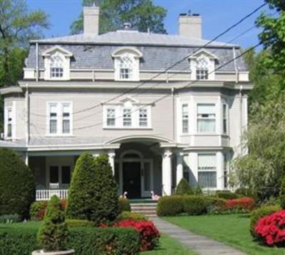 фото отеля The Pillars of Plainfield Bed and Breakfast