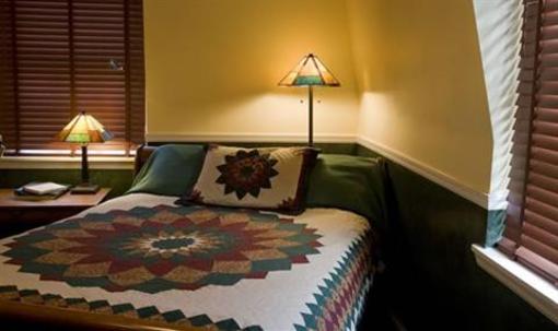 фото отеля The Pillars of Plainfield Bed and Breakfast