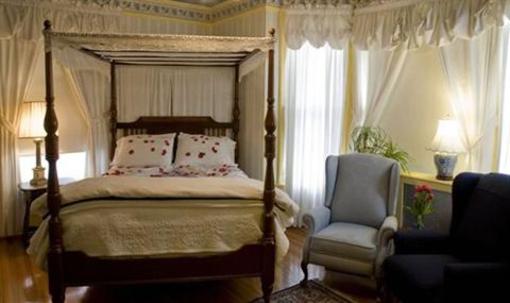 фото отеля The Pillars of Plainfield Bed and Breakfast
