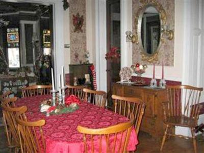 фото отеля Elmira's Painted Lady Bed and Breakfast