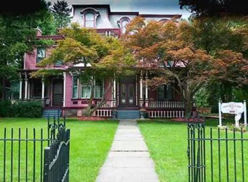 фото отеля Elmira's Painted Lady Bed and Breakfast