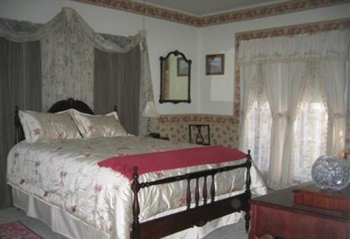 фото отеля Elmira's Painted Lady Bed and Breakfast