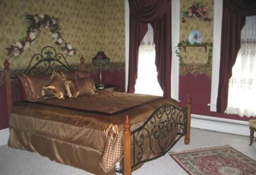 фото отеля Elmira's Painted Lady Bed and Breakfast