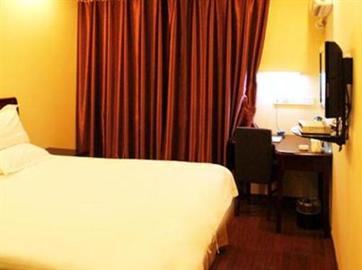 фото отеля Green Tree Inn Zhenjiang Dashikou