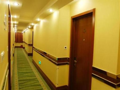 фото отеля Green Tree Inn Zhenjiang Dashikou