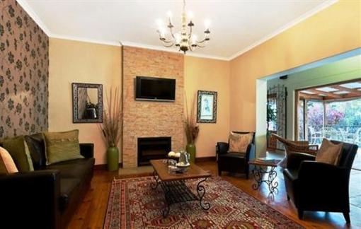 фото отеля Lodge on Main Guest House and Conference Centre
