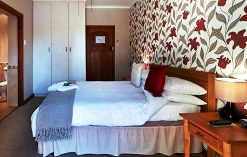 фото отеля Lodge on Main Guest House and Conference Centre