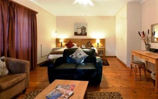фото отеля Lodge on Main Guest House and Conference Centre