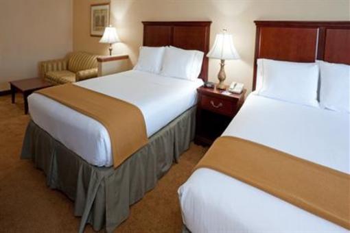 фото отеля Holiday Inn Express Hotel & Suites Branchburg