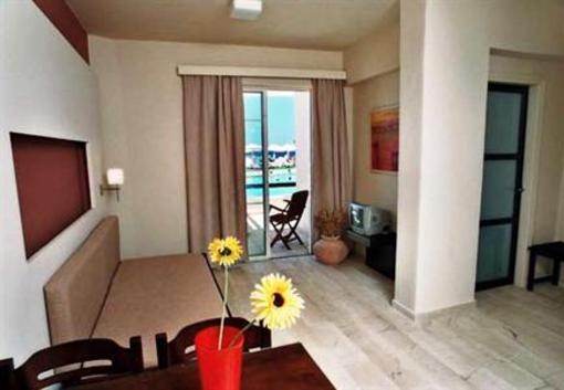 фото отеля Corinna Mare Apartments & Suites