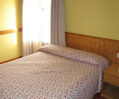 фото отеля Hostal Els Roures Sant Pau de Seguries