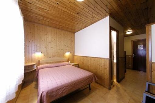 фото отеля Hostal Els Roures Sant Pau de Seguries