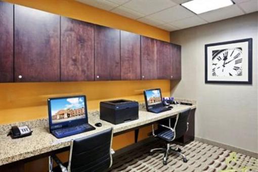 фото отеля Holiday Inn Express Hotel & Suites Hays