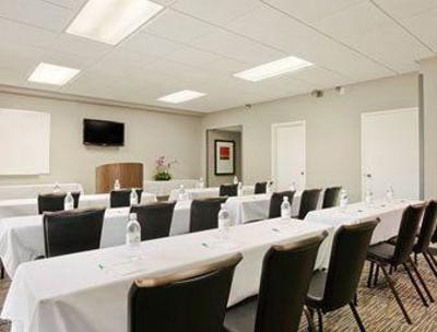 фото отеля Wingate by Wyndham Los Angeles International Airport LAX