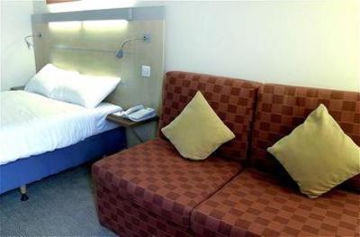 фото отеля Holiday Inn Express Cardiff Airport