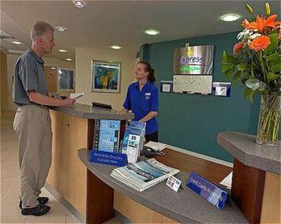 фото отеля Holiday Inn Express Cardiff Airport