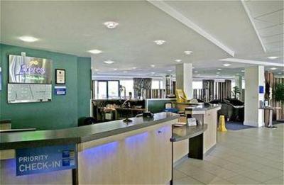 фото отеля Holiday Inn Express Cardiff Airport