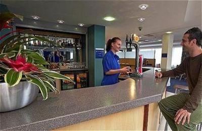 фото отеля Holiday Inn Express Cardiff Airport
