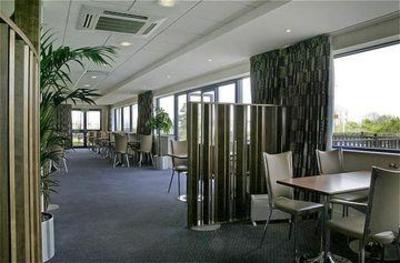 фото отеля Holiday Inn Express Cardiff Airport