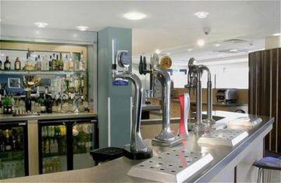 фото отеля Holiday Inn Express Cardiff Airport