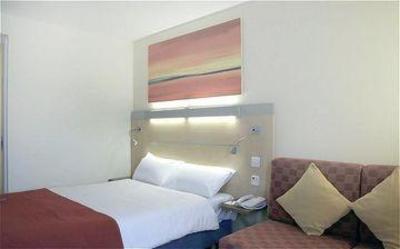 фото отеля Holiday Inn Express Cardiff Airport