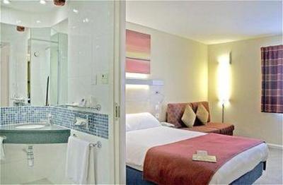 фото отеля Holiday Inn Express Cardiff Airport