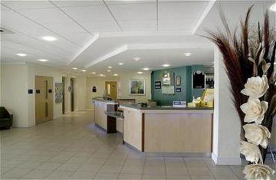 фото отеля Holiday Inn Express Cardiff Airport