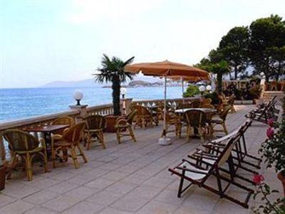 фото отеля Grifeu Hotel Llanca