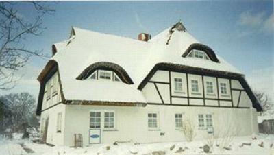 фото отеля Ferienhaus Rohrdachhus Middelhagen