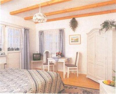 фото отеля Ferienhaus Rohrdachhus Middelhagen