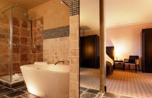 фото отеля Zwo Hotel And Restaurant