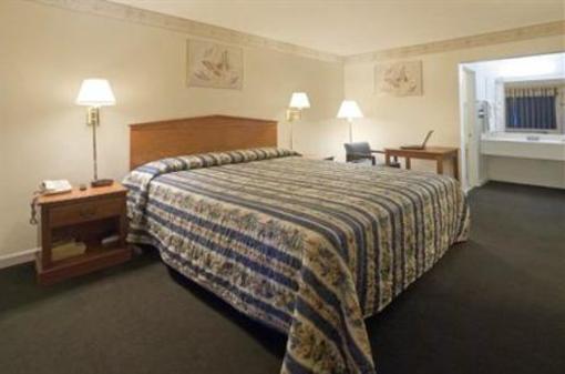 фото отеля Americas Best Value Inn Corona