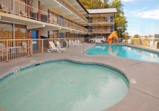 фото отеля Rodeway Inn Pigeon Forge