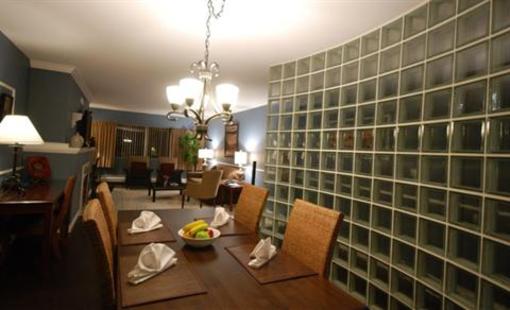 фото отеля Rosellen Suites At Stanley Park