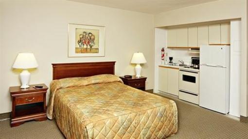 фото отеля Embassy Hotel and Suites