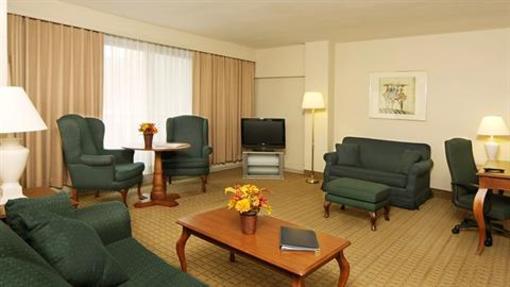 фото отеля Embassy Hotel and Suites