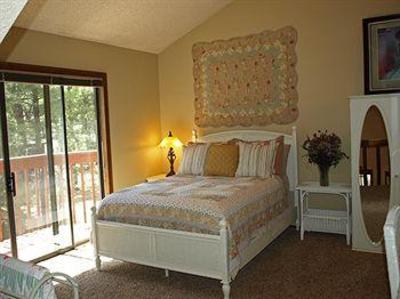 фото отеля Whispering Pines Inn