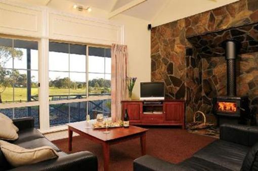 фото отеля Waverley House Cottages Lakes Entrance