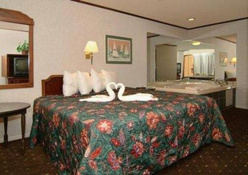 фото отеля Econo Lodge Mackinaw City