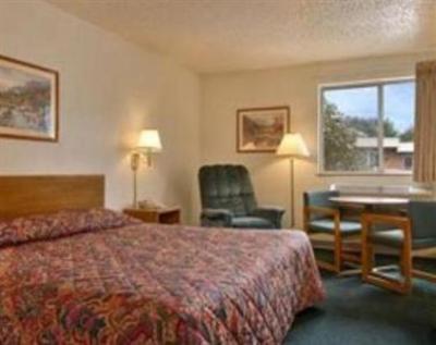 фото отеля Super 8 Richlands Claypool Hill