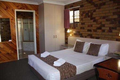 фото отеля Ruthven Street Motor Inn